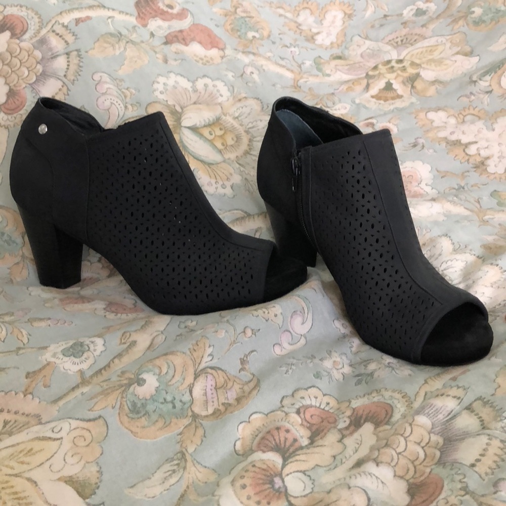 Adorable open toed heel!